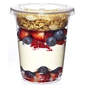 Vaso de yoghurt con frutas y cereal